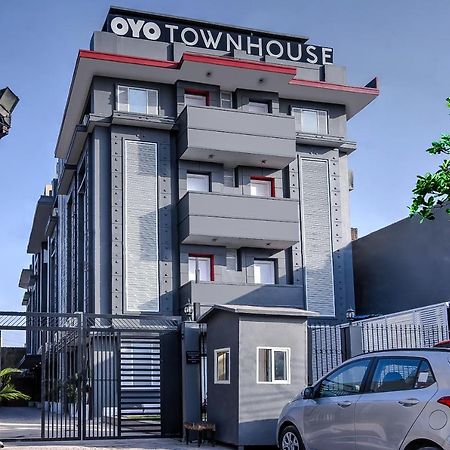 Oyo Townhouse 044 Sector 14 Gurugram 호텔 구르가온 외부 사진