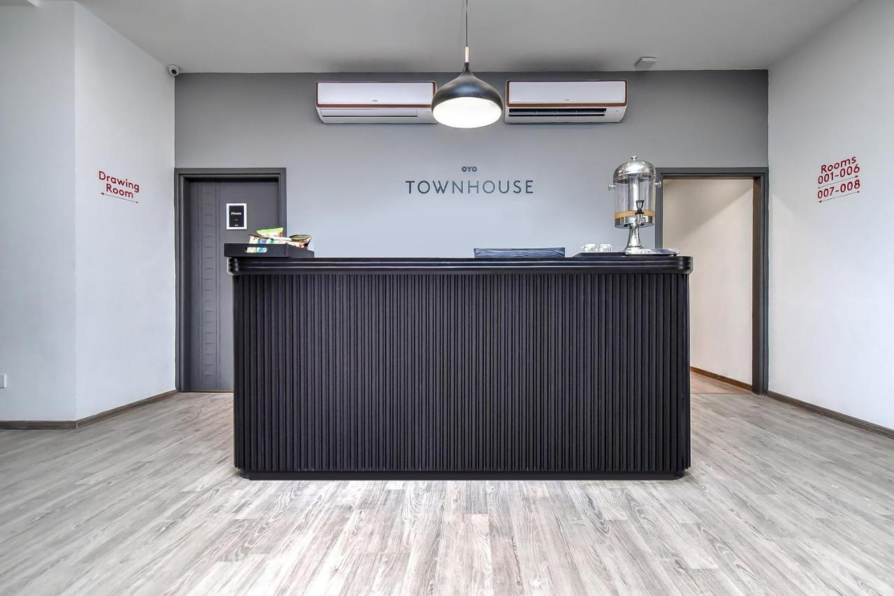 Oyo Townhouse 044 Sector 14 Gurugram 호텔 구르가온 외부 사진