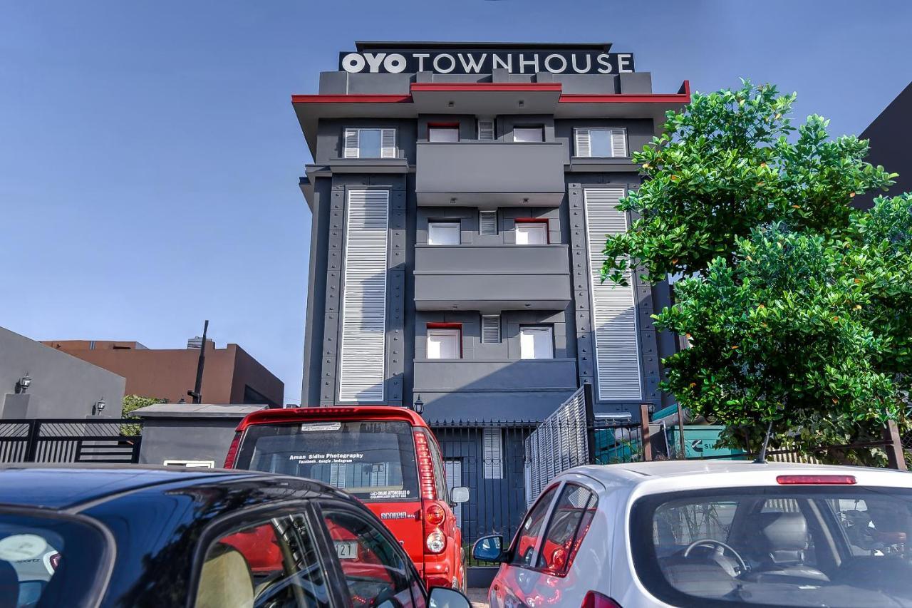 Oyo Townhouse 044 Sector 14 Gurugram 호텔 구르가온 외부 사진