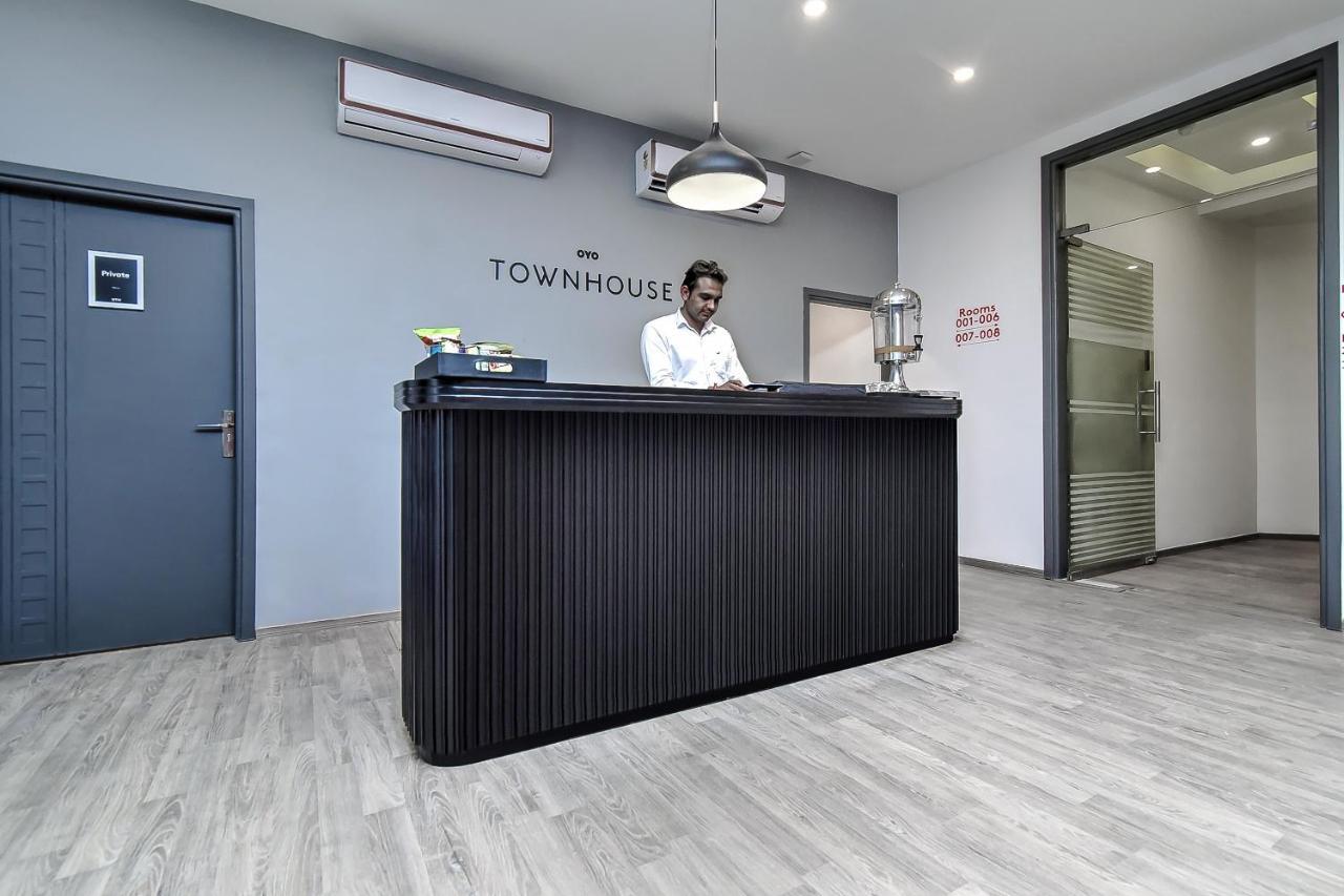 Oyo Townhouse 044 Sector 14 Gurugram 호텔 구르가온 외부 사진
